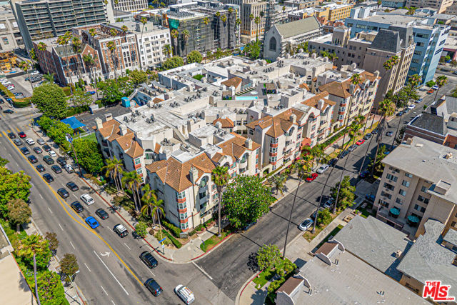 620 S Gramercy Place, Los Angeles CA: https://media.crmls.org/mediaz/dac19289-8f99-44cb-9f49-0ecce2d8a7ec.jpg