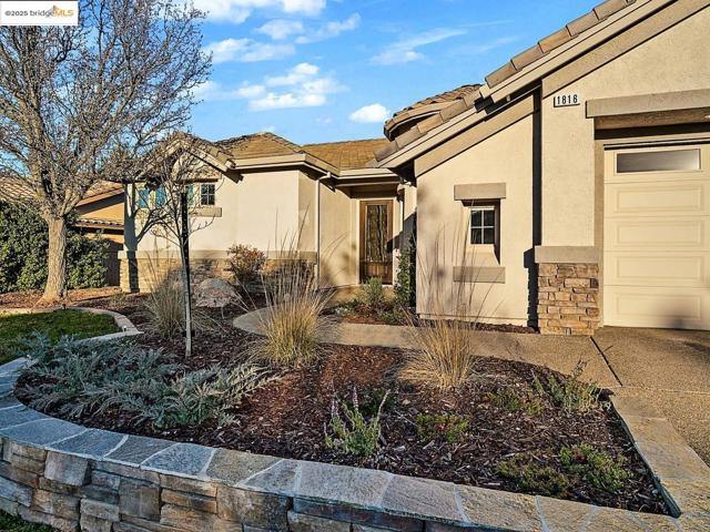 1816 Stone House LN, Lincoln CA: https://media.crmls.org/mediaz/dac2a96e-2aac-4d91-a49e-d5cbe221ec50.jpg