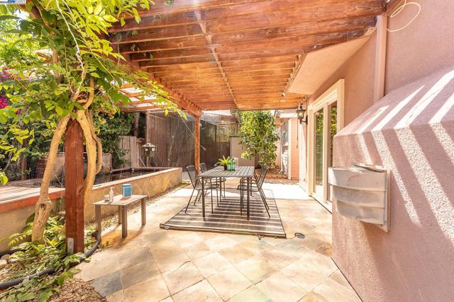 32760 Orick St, Union City CA: https://media.crmls.org/mediaz/dac2c3a0-797c-4ba4-9482-d81d914bd1f7.jpg