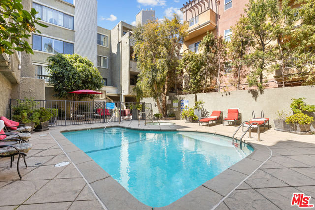 1506 S Bentley Avenue, Los Angeles CA: https://media.crmls.org/mediaz/dac3d438-e591-4502-b5c1-0956c6c133c5.jpg