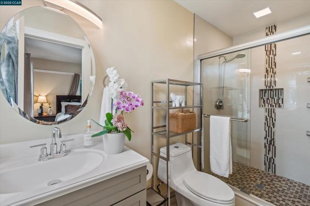 1118 GENEVA AVE, San Francisco CA: https://media.crmls.org/mediaz/dac3e064-c17b-4bf4-8761-8fe7a0e88e06.jpg