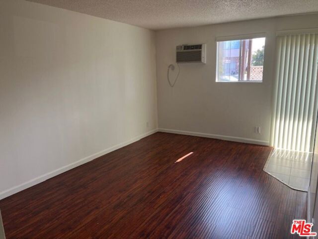 8615 Balboa Boulevard photo 3