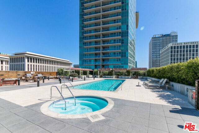 3785 Wilshire Boulevard, 907