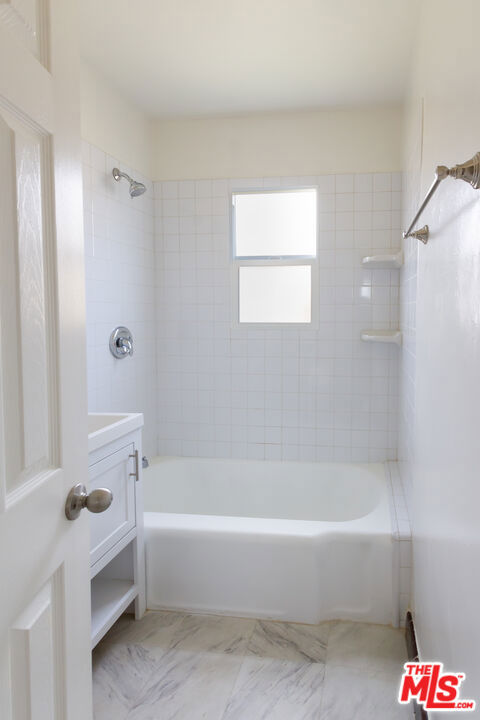 2598 Amherst Ave, Los Angeles CA: https://media.crmls.org/mediaz/dac4b1a0-34bc-4980-9e06-bda6c743991f.jpg