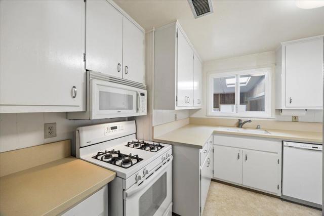 701 Poinsettia Avenue, San Mateo CA: https://media.crmls.org/mediaz/dac51ab1-1352-43a6-85c5-807b80783c42.jpg