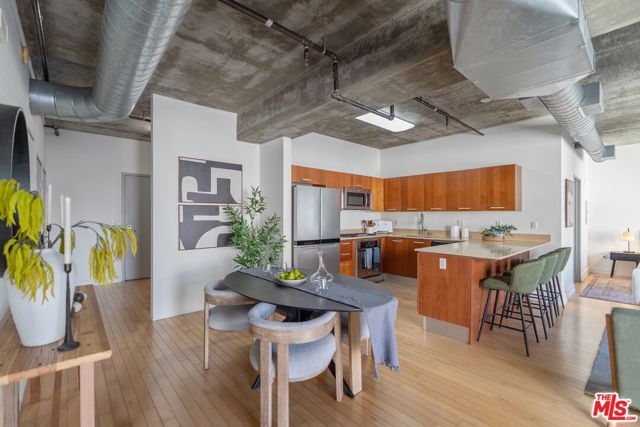645 W 9th Street, Los Angeles CA: https://media.crmls.org/mediaz/dac61e9d-b08b-4078-96f9-c8060884a779.jpg