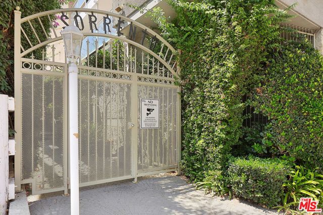 723 Palisades Beach Road, Santa Monica CA: https://media.crmls.org/mediaz/dac8b29c-b63c-4049-913a-829439ada63b.jpg