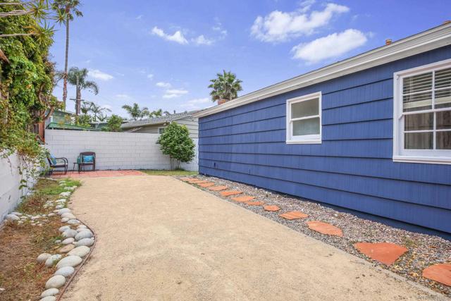 1205 Park Row, La Jolla CA: https://media.crmls.org/mediaz/dac8ebb1-095d-420c-8e8e-db20c94848f8.jpg