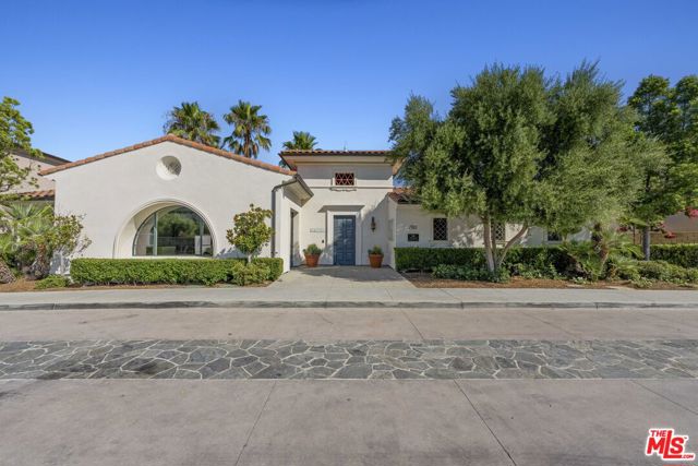 21749 Bene Drive, Santa Clarita CA: https://media.crmls.org/mediaz/dac9109d-d231-4925-8b01-d84a678a6ff5.jpg