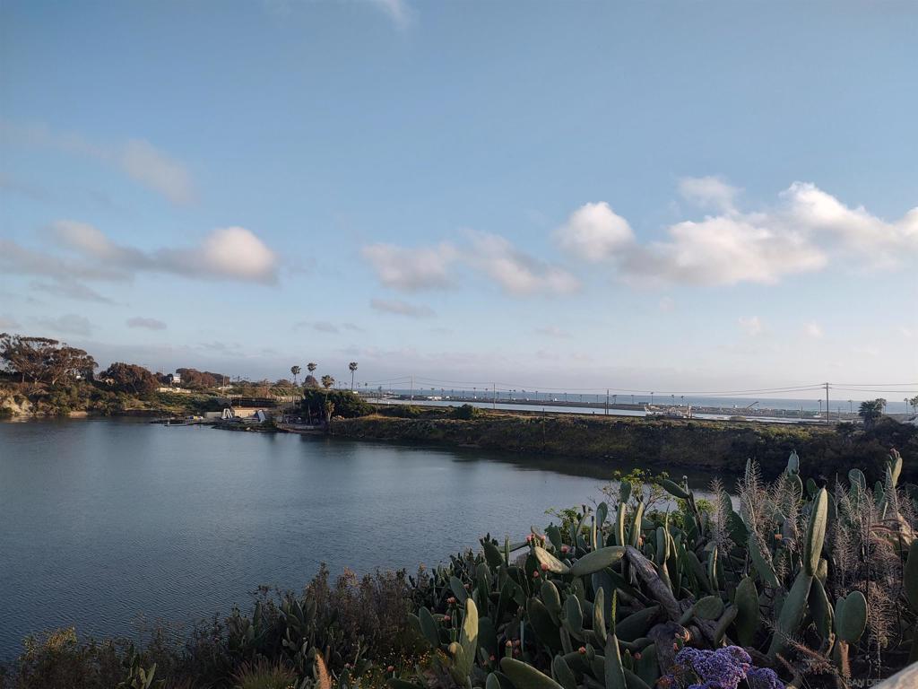 https://media.crmls.org/mediaz/dac951ba-0d56-41fc-8cb4-7df7c59ed43f.jpg?preset=X-Large
