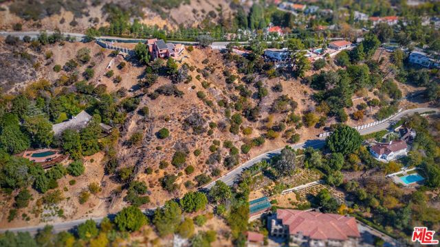 2811 Benedict Canyon Drive photo 2