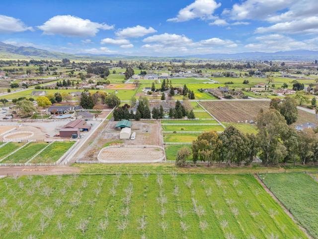 560 Tevis Trail, Hollister CA: https://media.crmls.org/mediaz/daca54b5-2a23-444b-a788-de5541cd79b6.jpg