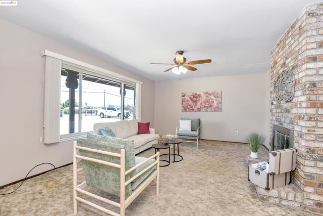 918 Carpenter Rd, Oakley CA: https://media.crmls.org/mediaz/daccfae3-dce2-4f3b-a963-ac11f26c6ebe.jpg