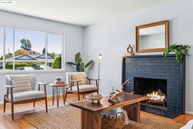 3129 Deseret Dr, Richmond CA: https://media.crmls.org/mediaz/dace2ab6-75d8-4cf5-9780-2d40e2518903.jpg