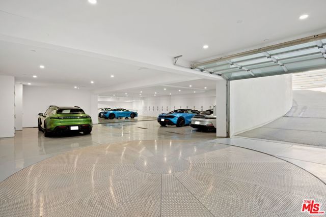 1410 Georgina Avenue, Santa Monica CA: https://media.crmls.org/mediaz/dace5cc3-9388-4641-b9be-0f56b0c6069b.jpg
