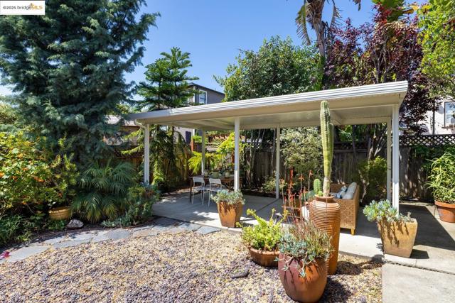 824 Arlington Avenue, Oakland CA: https://media.crmls.org/mediaz/dacf647a-2b6c-4fe0-a6a4-72be5d227cf7.jpg