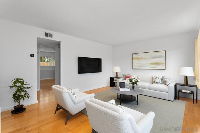 709 Sunflower St, Encinitas CA: https://media.crmls.org/mediaz/dacfc129-2686-449c-9687-6519304f1058.jpg