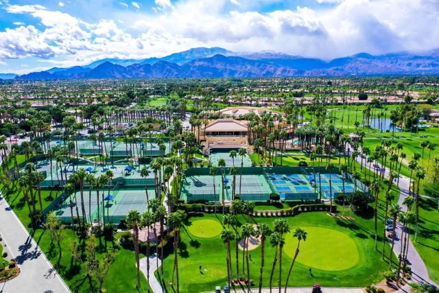 76546 Begonia Lane, Palm Desert CA: https://media.crmls.org/mediaz/dacfec3b-5453-4a7f-85fd-19045c64c1c2.jpg