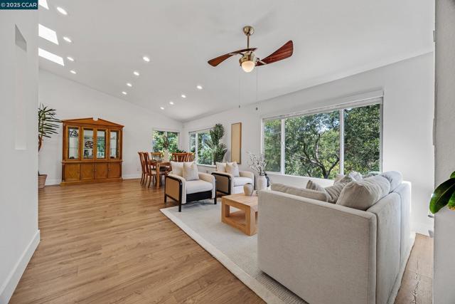 14 Saint Louis Ln, Pleasant Hill CA: https://media.crmls.org/mediaz/dad032c3-cf59-42de-bd0d-a9d32e088f43.jpg