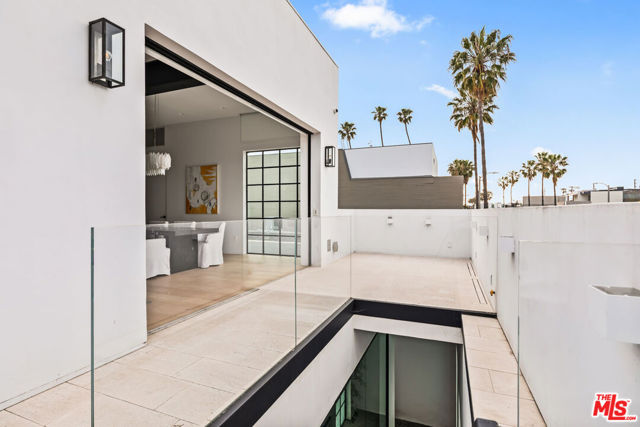 1346 Abbot Kinney Boulevard, Venice CA: https://media.crmls.org/mediaz/dad0a949-136d-4195-8833-f525f086bfdd.jpg