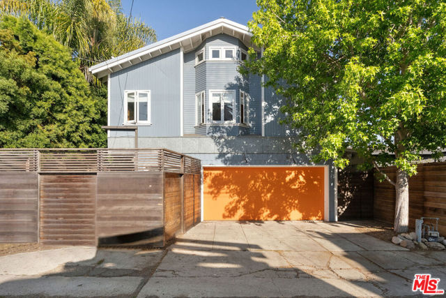 729 Superba Avenue, Venice CA: https://media.crmls.org/mediaz/dad14601-e0d5-48d2-bb8f-681d17f5a744.jpg