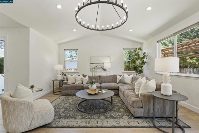 273 Valle Vista Dr, Danville CA: https://media.crmls.org/mediaz/dad20385-6a24-47a7-84f8-2eeaadec6ce8.jpg