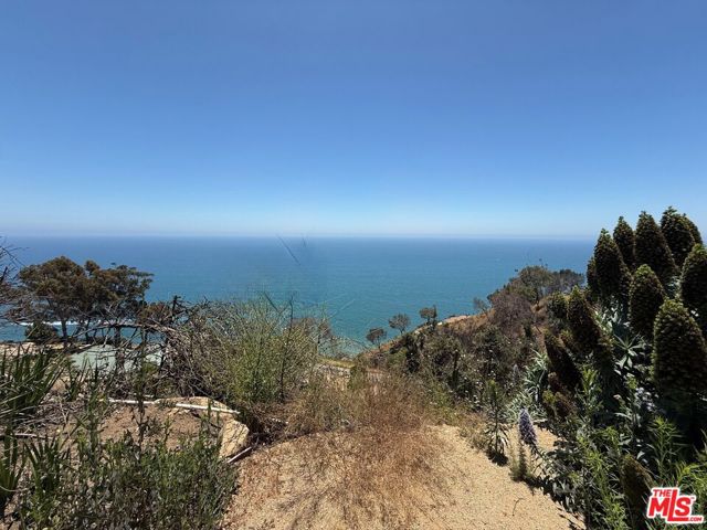 20540 Pinnacle Way, Malibu CA: https://media.crmls.org/mediaz/dad26303-fe97-4671-8b4d-3c4cf9b0ceeb.jpg