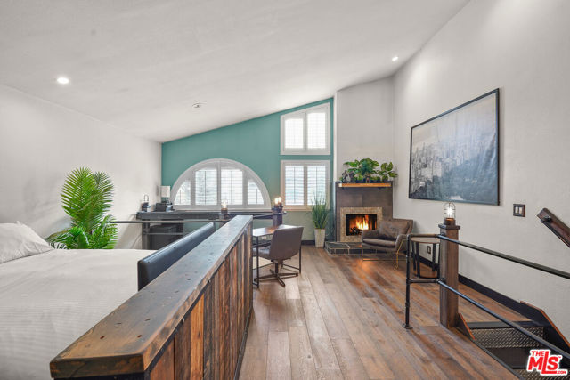 10926 Bluffside Drive, Studio City CA: https://media.crmls.org/mediaz/dad3444e-232e-48a2-b12b-d2b0f83af945.jpg