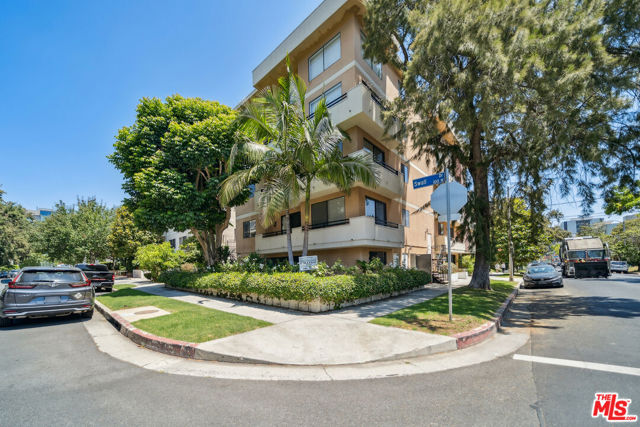 8865 Alden Drive, Los Angeles CA: https://media.crmls.org/mediaz/dad37e12-1be3-45b1-93e6-d3c1d96e6aee.jpg