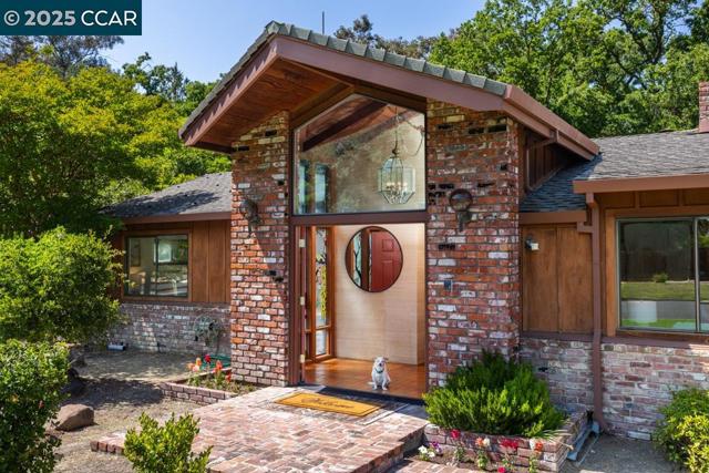 216 Castle Glen Rd, Walnut Creek CA: https://media.crmls.org/mediaz/dad3a056-0e6a-4401-83c1-be33dbfa262f.jpg