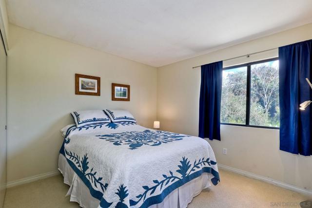 3625 Country Meadow Ln, Escondido CA: https://media.crmls.org/mediaz/dad3a0bf-d7eb-4683-b59f-69e7d9878192.jpg