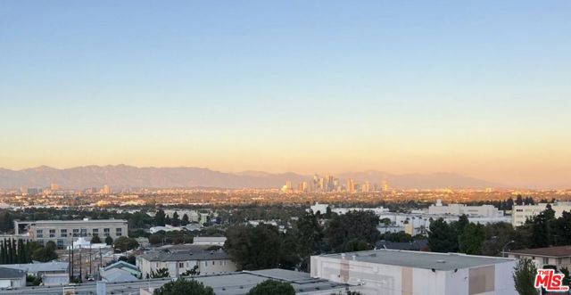 3921 Don Diablo Drive, Los Angeles CA: https://media.crmls.org/mediaz/dad4763b-d23f-455b-a259-7bbfda7b4388.jpg