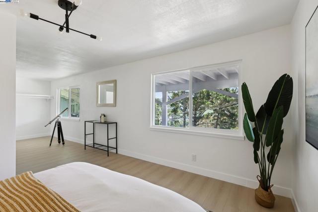 1218 Lattie Ln, Mill Valley CA: https://media.crmls.org/mediaz/dad5fdff-8f2d-4cfb-bea7-29a2aabde8f0.jpg