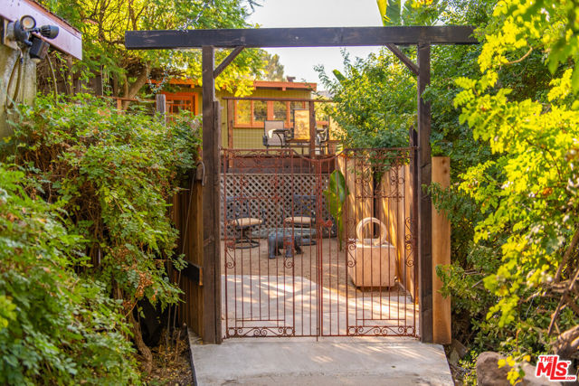 20158 Observation Drive, Topanga CA: https://media.crmls.org/mediaz/dad610d3-cac9-4e1d-80c3-682db962e360.jpg