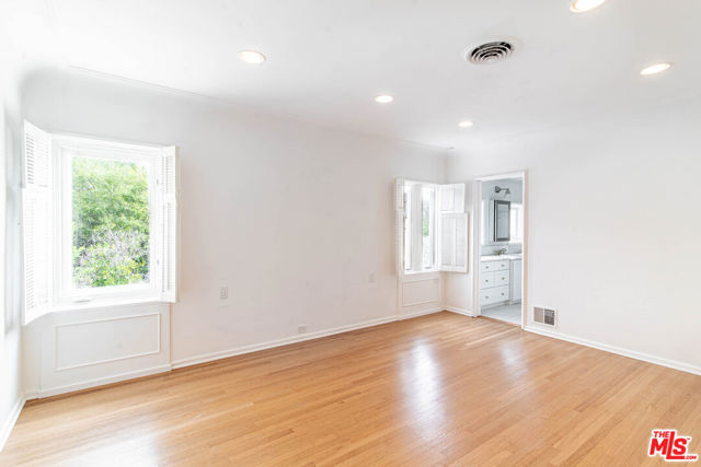 713 N Elm Drive, Beverly Hills CA: https://media.crmls.org/mediaz/dad675a4-4217-47f1-9e6d-754ce715cb81.jpg