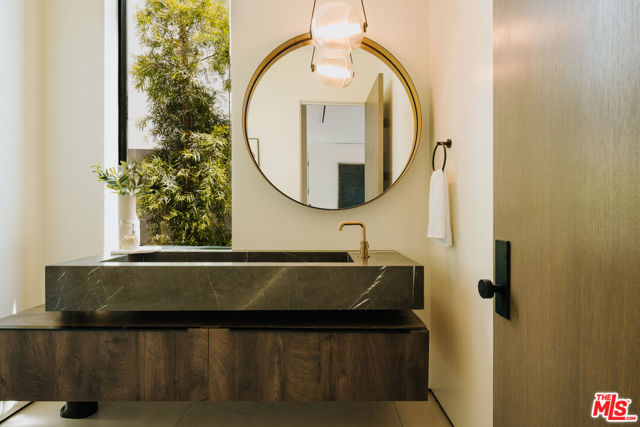 515 N Harper Avenue, Los Angeles CA: https://media.crmls.org/mediaz/dad6c3e3-756a-4254-b257-fea1fd9ea30c.jpg