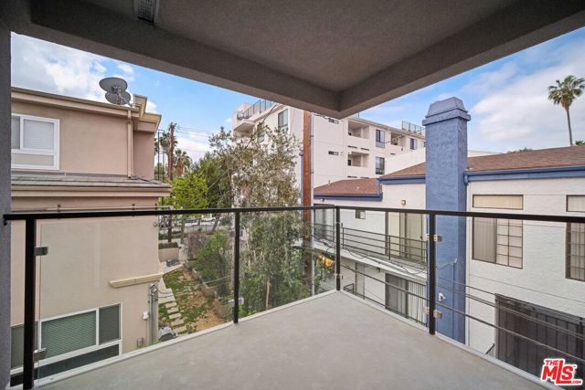 11821 W Holly Way, Valley Village CA: https://media.crmls.org/mediaz/dad86417-8bed-4e39-9838-a923dcde1338.jpg