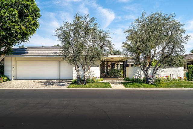 61 Mayfair Drive, Rancho Mirage CA: https://media.crmls.org/mediaz/dada0dc9-60cb-4de5-a8ac-b3050d7086b0.jpg