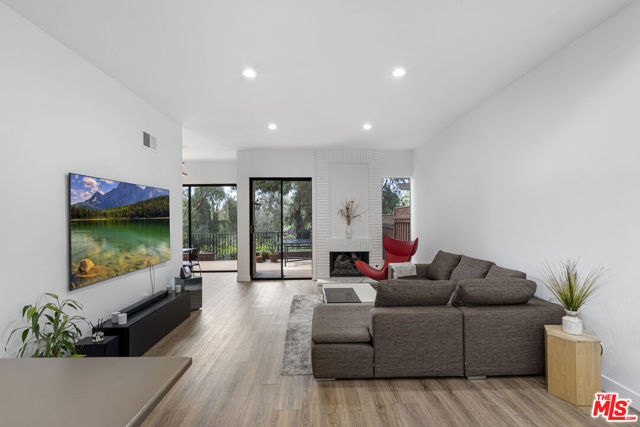 532 Riviera Court, Fullerton CA: https://media.crmls.org/mediaz/dada3ce6-8872-4634-b025-6af28cd73f13.jpg