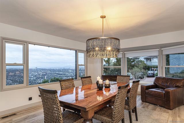 7362 Brodiaea Way, La Jolla CA: https://media.crmls.org/mediaz/dada4426-250b-4cdb-b53a-e9b098909a19.jpg
