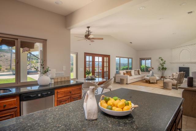 30343 Calle La Reina, Bonsall CA: https://media.crmls.org/mediaz/dadac66d-379b-4444-9864-6f0afd8e99f6.jpg