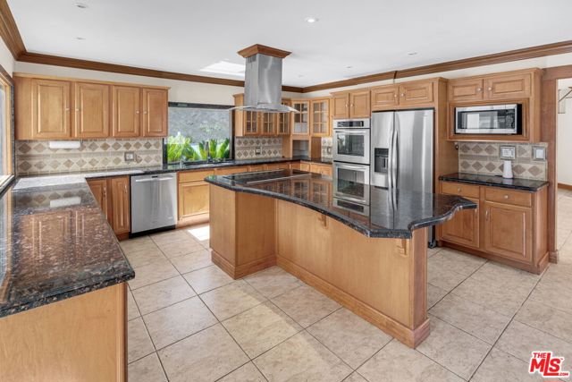 3200 Oakley Drive, Los Angeles CA: https://media.crmls.org/mediaz/dadae658-9e47-418e-a831-3ab90e213e11.jpg