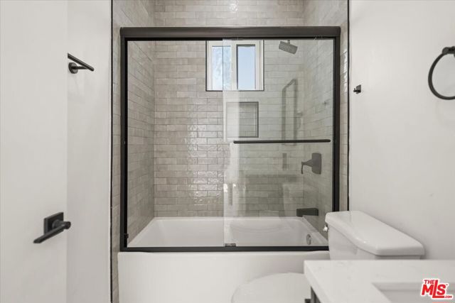 910 N Hudson Avenue, Los Angeles CA: https://media.crmls.org/mediaz/dadb995c-ad85-452c-93fa-b2150c6fc928.jpg