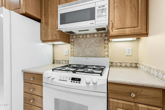 Detail Gallery Image 10 of 37 For 2451 Manet Ln, Simi Valley,  CA 93063 - 4 Beds | 3 Baths