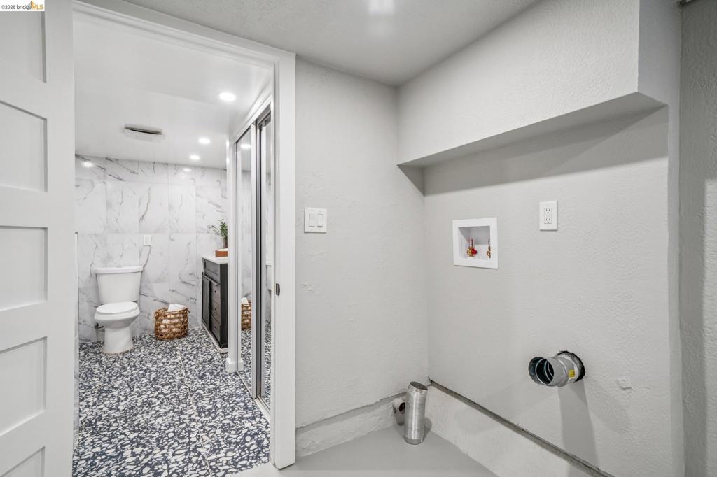 https://media.crmls.org/mediaz/dadbdc2a-e287-4d05-a574-09cf450e9747.jpg?preset=X-Large