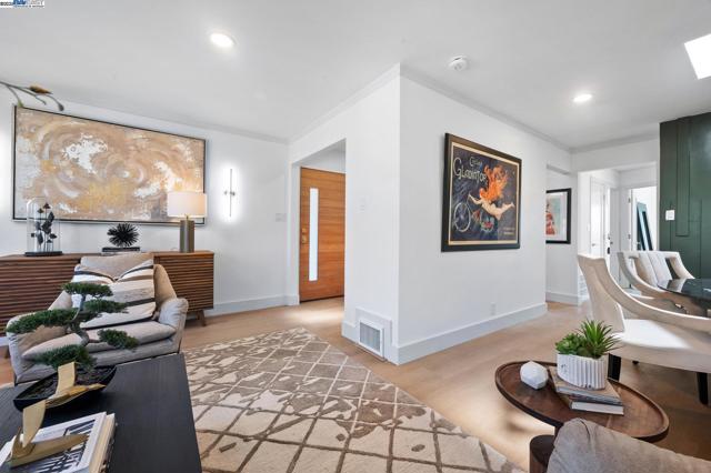 282 Bright St, San Francisco CA: https://media.crmls.org/mediaz/dadbee44-f977-4e37-9bfc-80c5e1cfe6b2.jpg