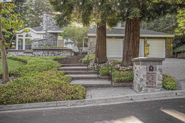 3 BLACKHAWK CLUB CT, Danville CA: https://media.crmls.org/mediaz/dadc6211-fb3d-4108-a9e5-57a6c3d106f6.jpg