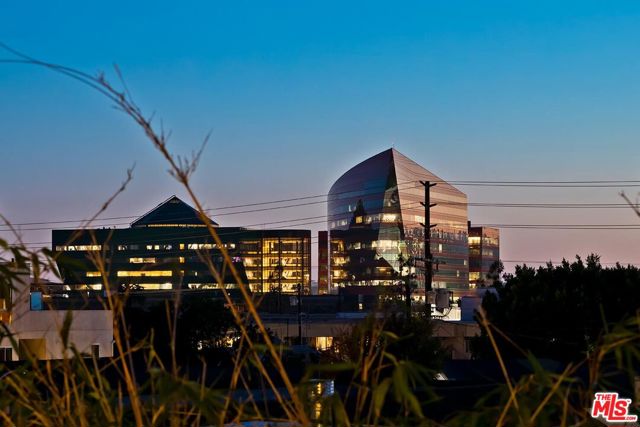 855 N Croft Avenue, Los Angeles CA: https://media.crmls.org/mediaz/dadcec35-98db-445c-a0fd-54e8a0197bfc.jpg