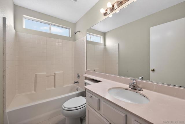 31850 Via Barraza, Temecula CA: https://media.crmls.org/mediaz/dadcf1c5-2b9e-4846-8f72-d9a4fc8d92d7.jpg