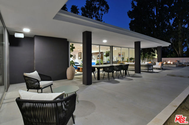 20150 Delita Drive, Woodland Hills CA: https://media.crmls.org/mediaz/dadd2fb2-a766-4ed1-8e37-4d72638b881e.jpg